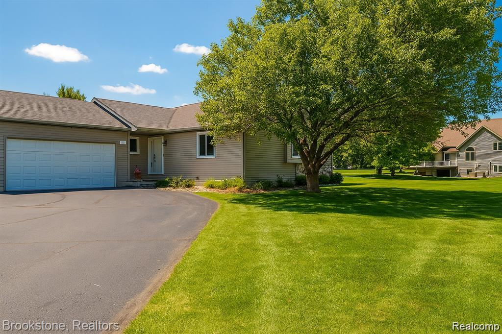 10178 Hawthorne Circle, 27, Goodrich Vlg, MI — front exterior