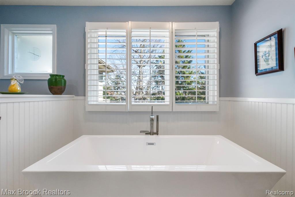 3828 PINE LAKE KNOLL Drive, West Bloomfield, MI 48324 — Photo 38