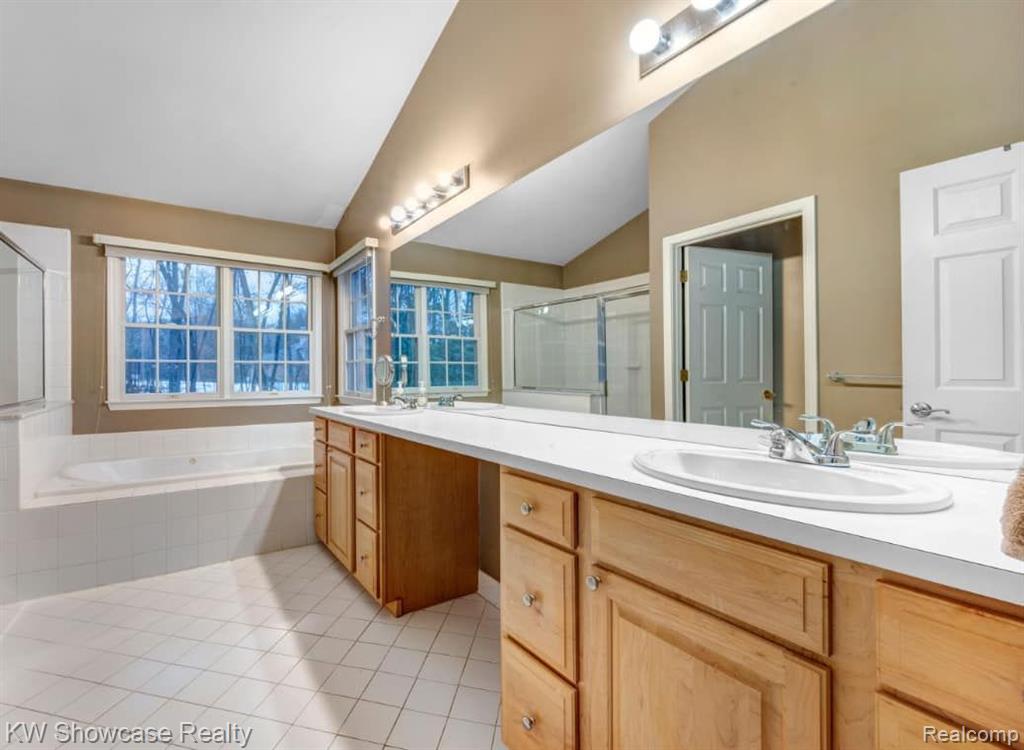 585 TIMBER RIDGE Drive, Highland, MI — Photo 12