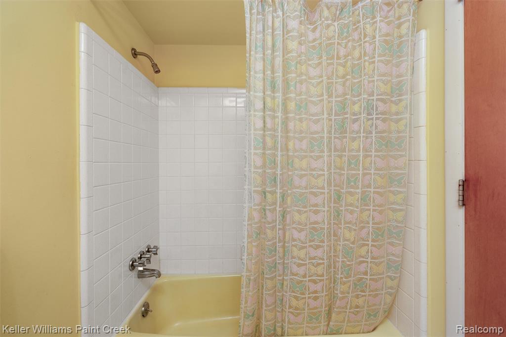 4464 Foxwood Drive, Milford, MI 48380 — Photo 32
