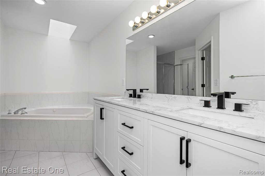 7382 Gateway Drive, West Bloomfield, MI — Photo 29