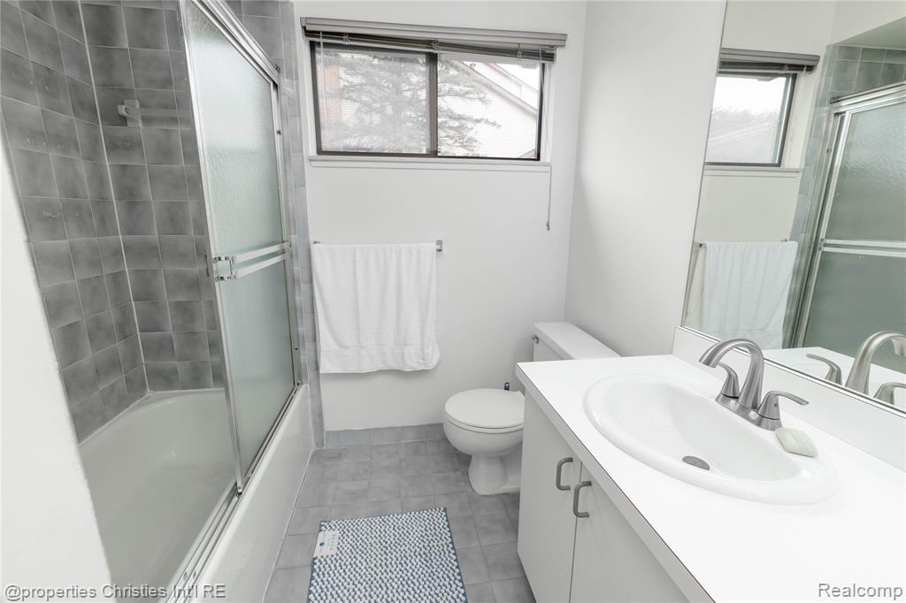6600 Ridgefield Circle, West Bloomfield, MI — Photo 9