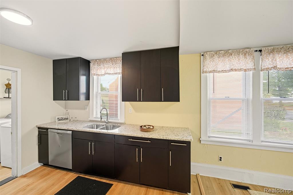 7335 Gronow, Center Line, MI 48015 — Photo 11