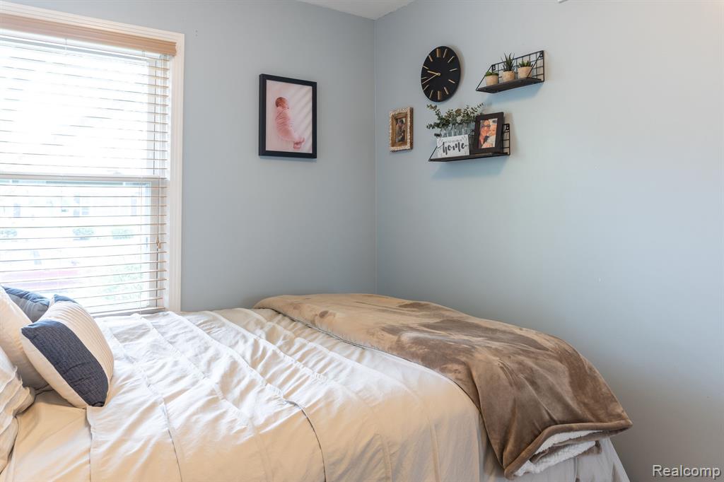 9611 ROSELAND Street, Livonia, MI 48150 — Photo 12