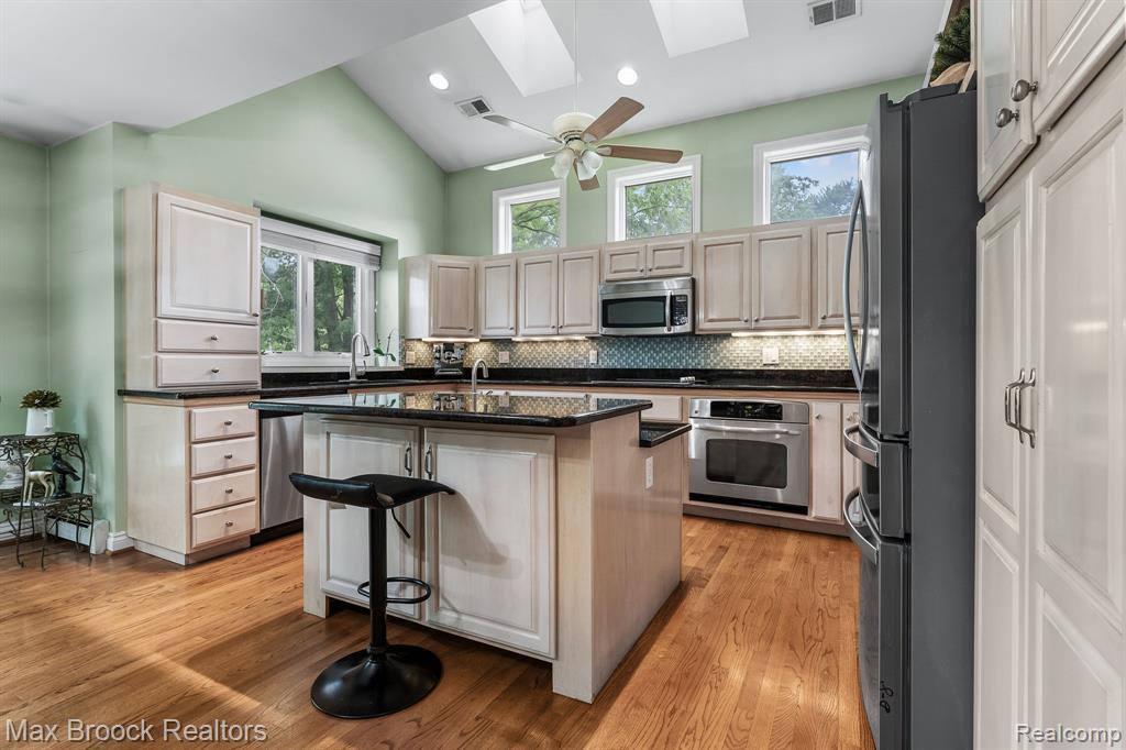 20403 Robinway Drive, Clinton Twp, MI 48036 — Photo 8