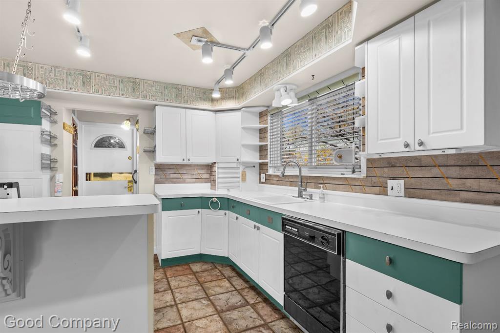 4215 Nickolas Drive, Sterling Heights, MI 48310 — Photo 9