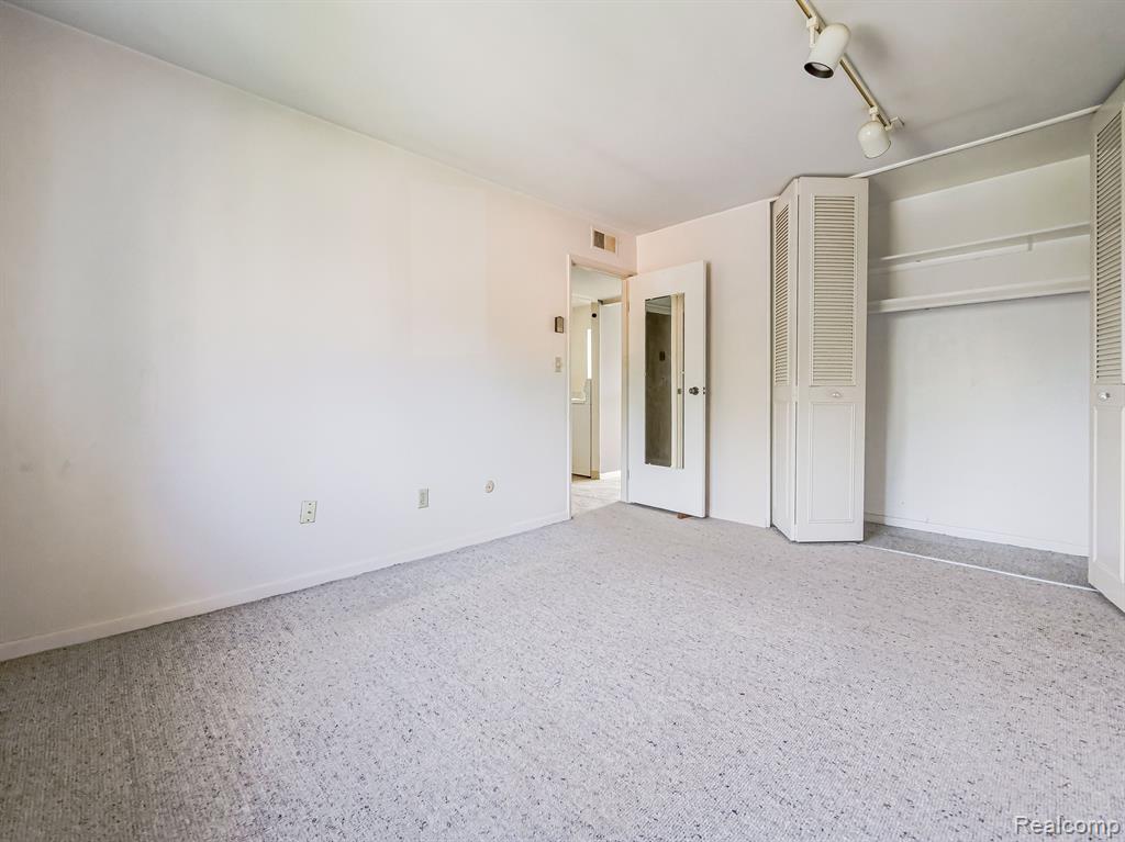 1850 COLONIAL VILLAGE Way, 3, Waterford, MI 48328 — Photo 9