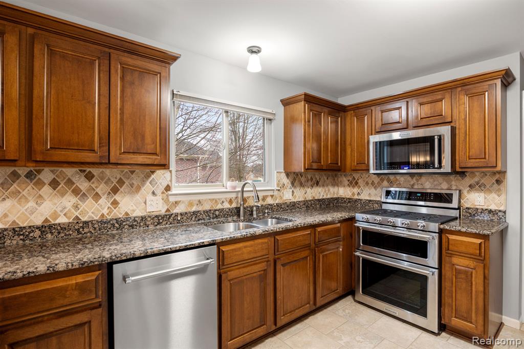 54652 White Spruce Lane, Shelby Twp, MI 48315 — Photo 15
