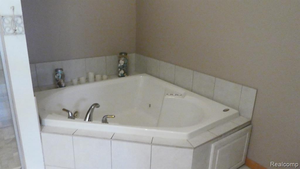 8051 Prestonwood Court, Flushing, MI 48433 — Photo 34