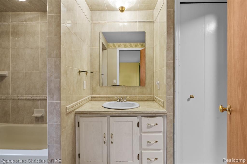 6785 GRASSLAND Avenue, West Bloomfield, MI 48324 — Photo 11