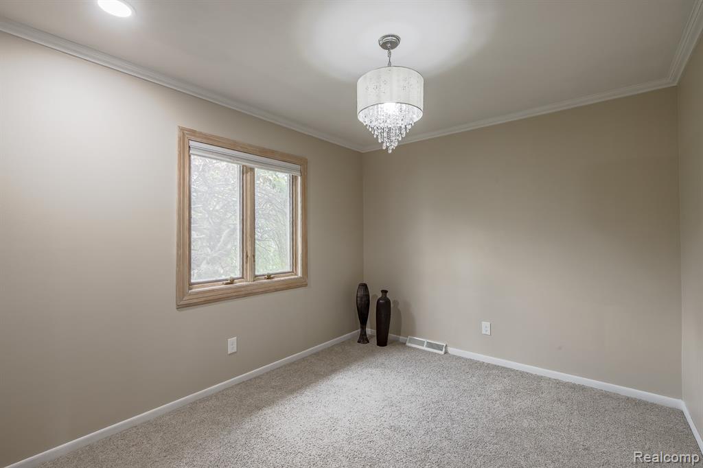 5914 Pleasant Drive, Waterford, MI 48329 — Photo 24