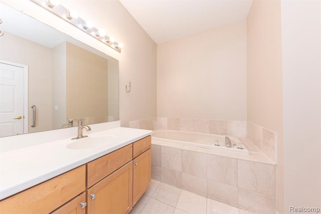 7246 Gateway Drive, West Bloomfield, MI — Photo 37