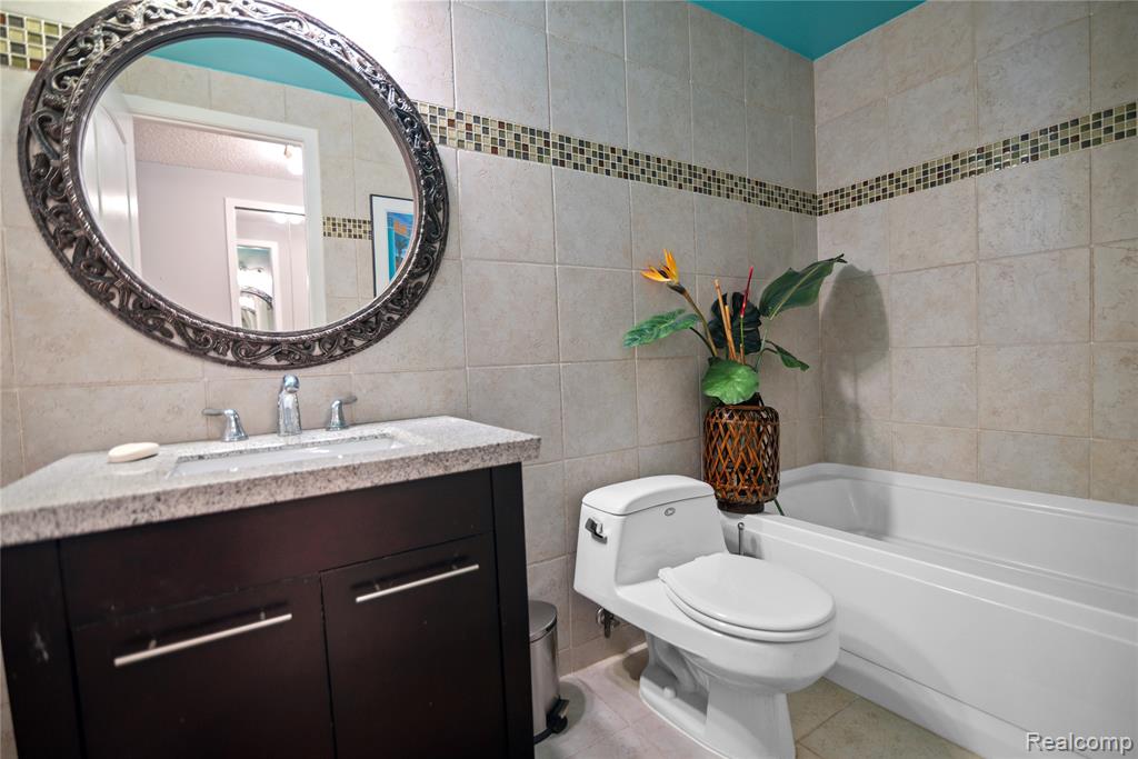 7975 Woodingham, West Bloomfield, MI — Photo 19