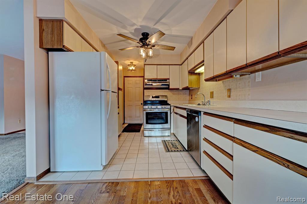 9045 E BLUEWATER Drive, Clarkston, MI 48348 — Photo 11