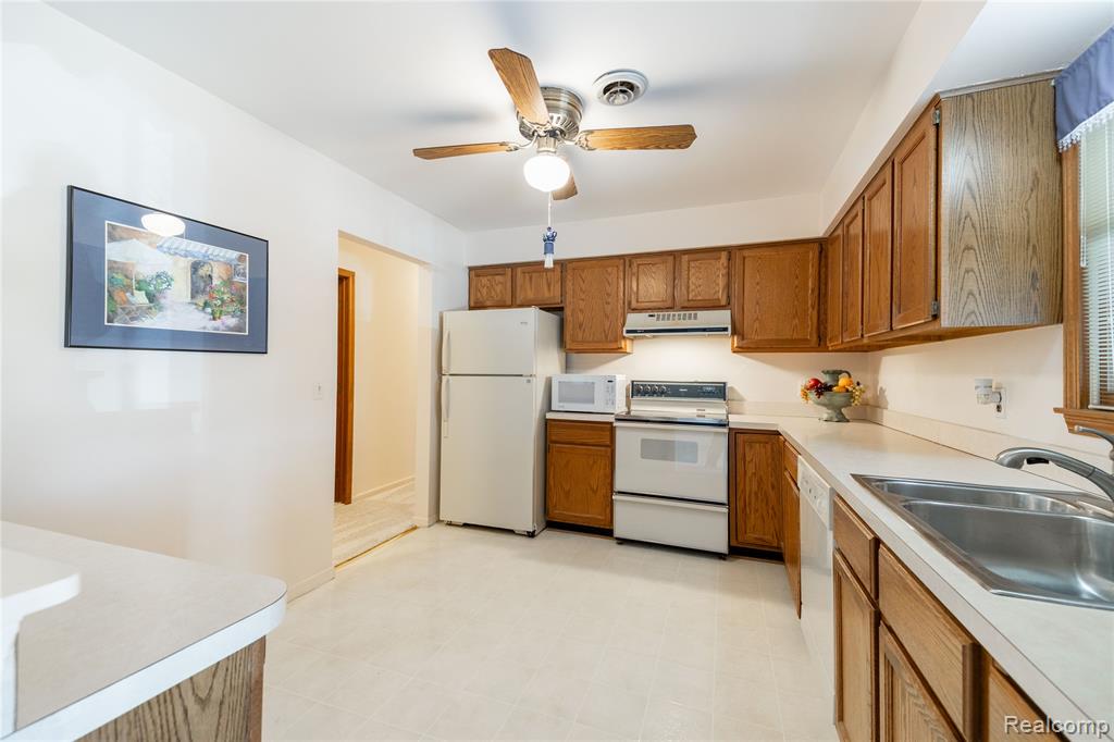 8597 Mathias Drive, 43, Grosse Ile, MI 48138 — Photo 10