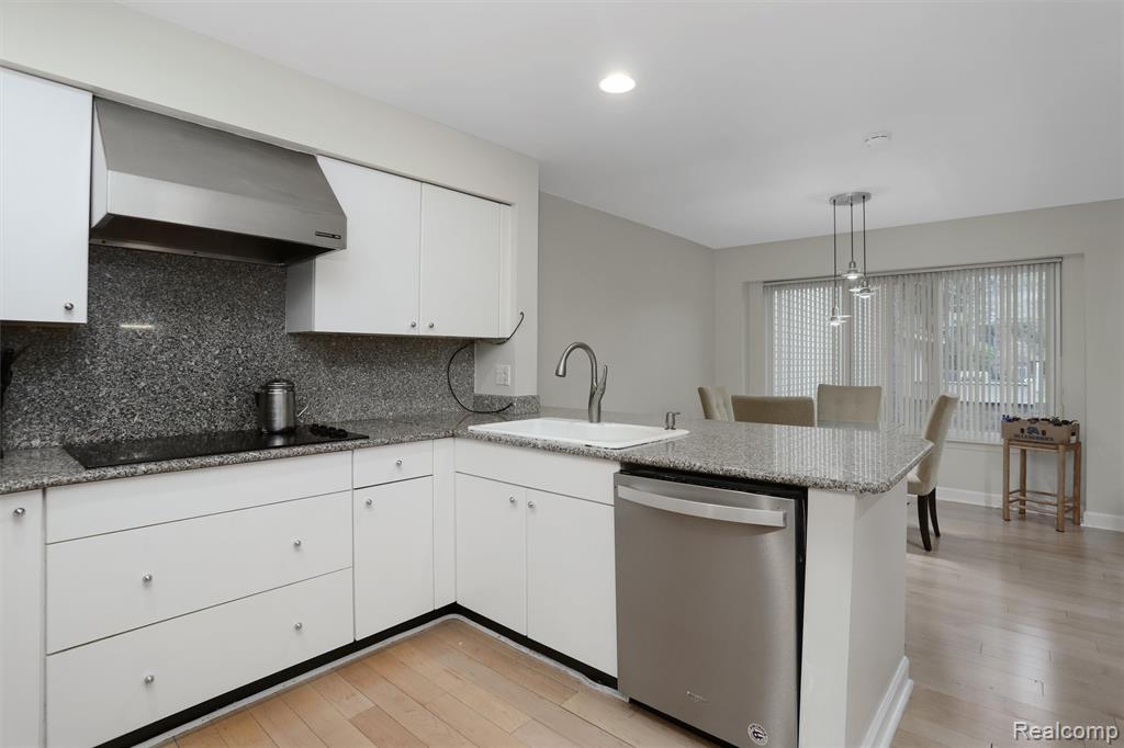 7273 Creeks Bend Court, West Bloomfield, MI — Photo 11