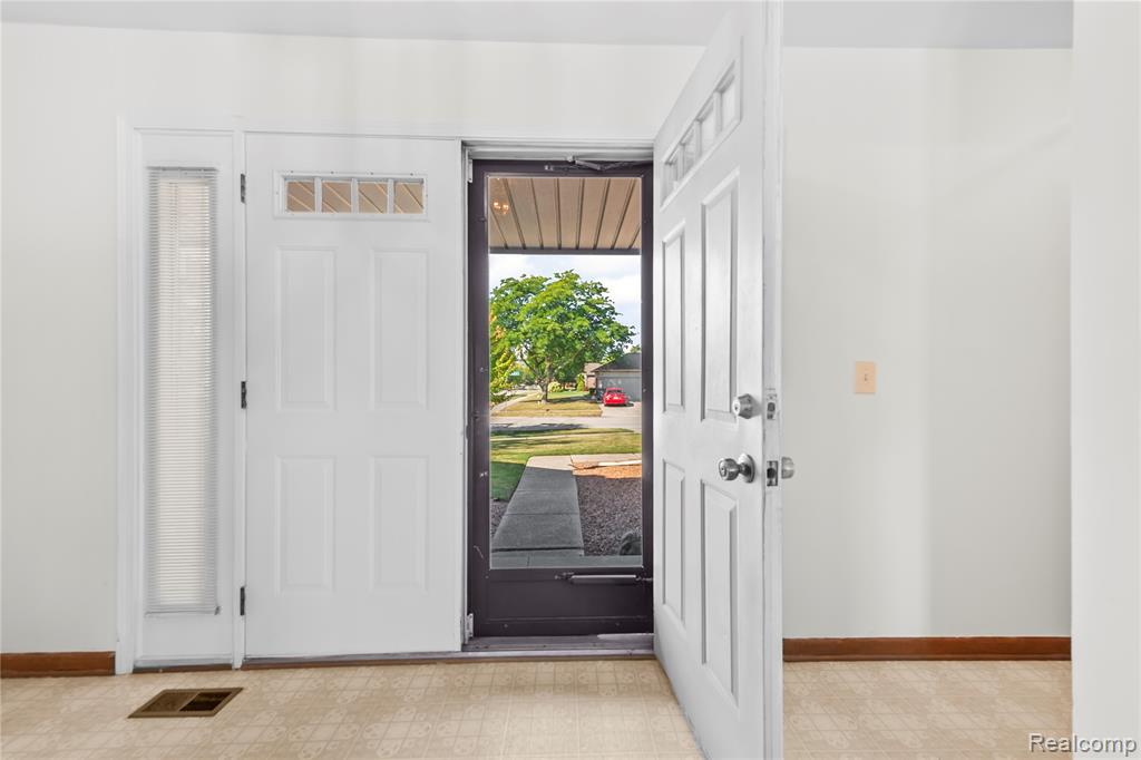 40538 Woodside Drive, Clinton Twp, MI 48038 — Photo 6