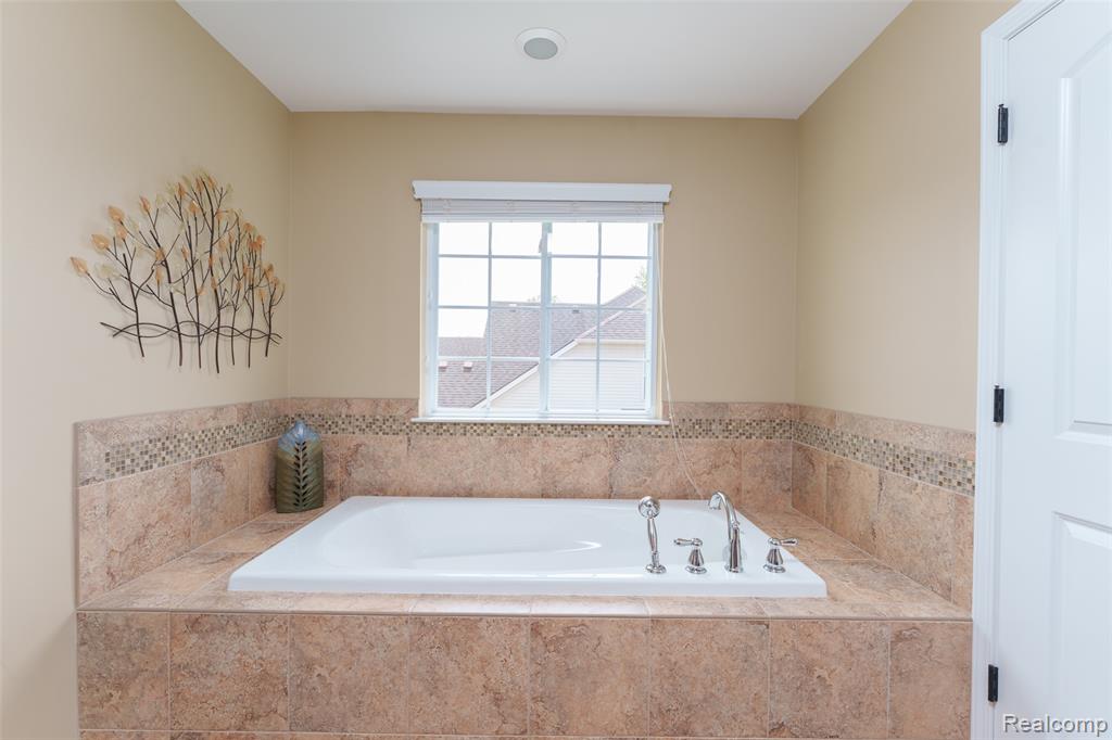 24455 Glenwood Drive, South Lyon, MI 48178 — Photo 32