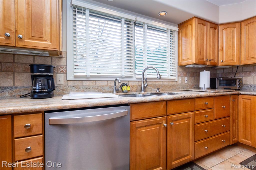 10215 Mill Pointe Drive, Goodrich Vlg, MI — Photo 21
