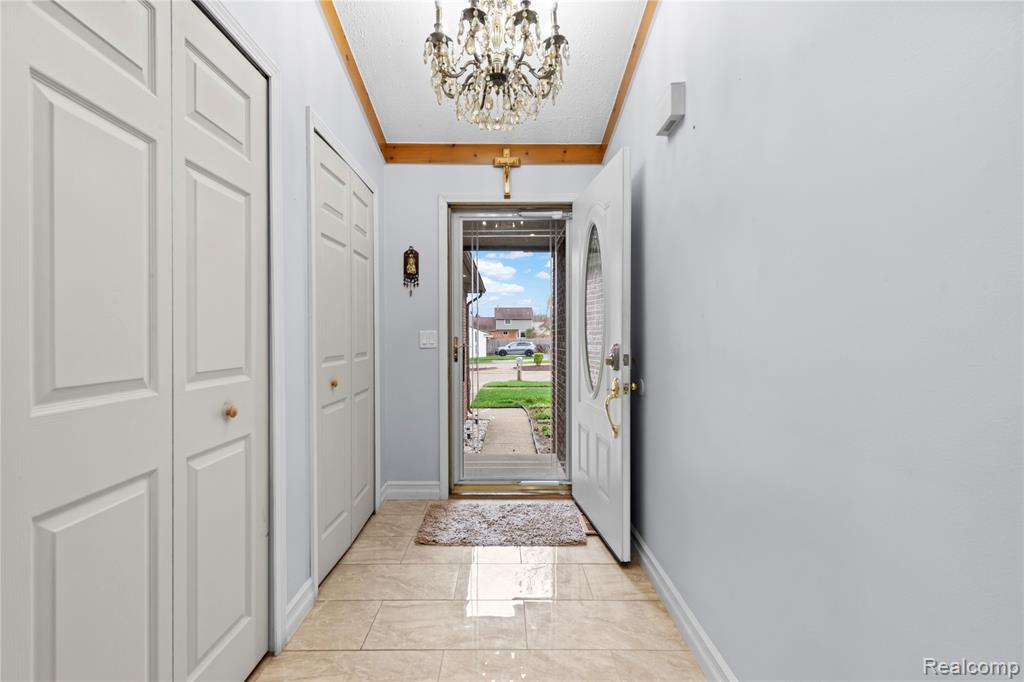 46902 Amberwood Drive, Shelby Twp, MI 48317 — Photo 8