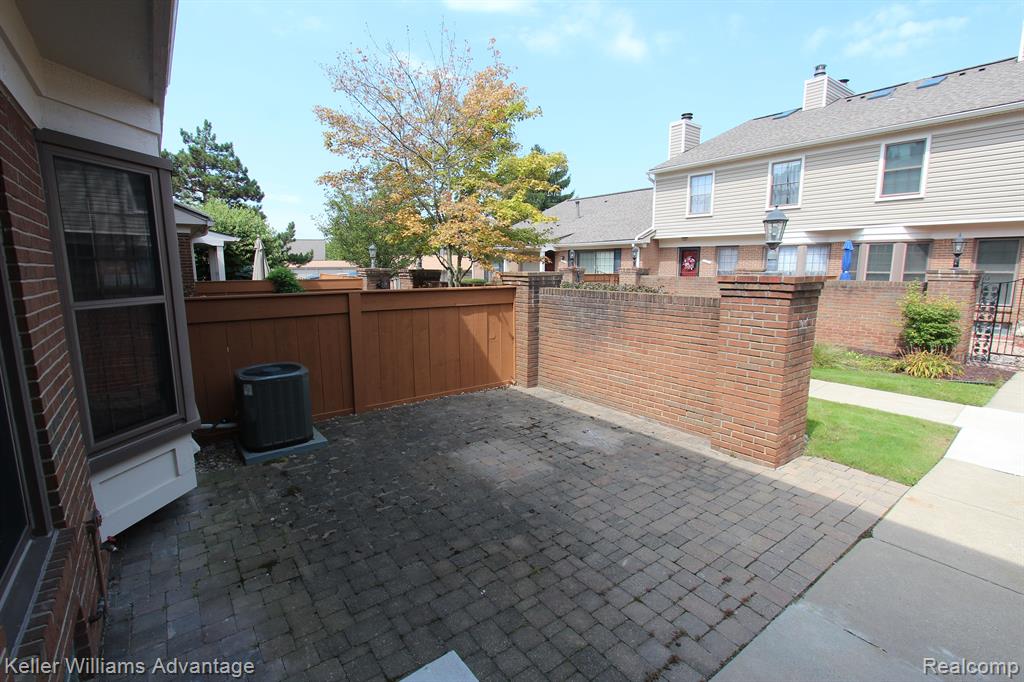 22180 Pondview, Novi, MI — Photo 5