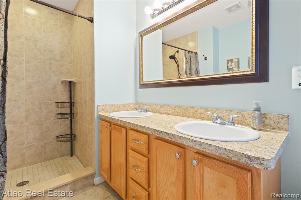 4028 Grand Oaks Court, Burton, MI 48519 — Photo 29