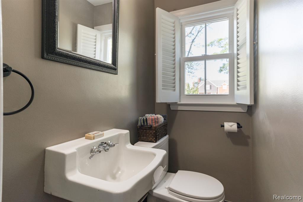 27714 California Drive NE, Lathrup Village, MI 48076 — Photo 12