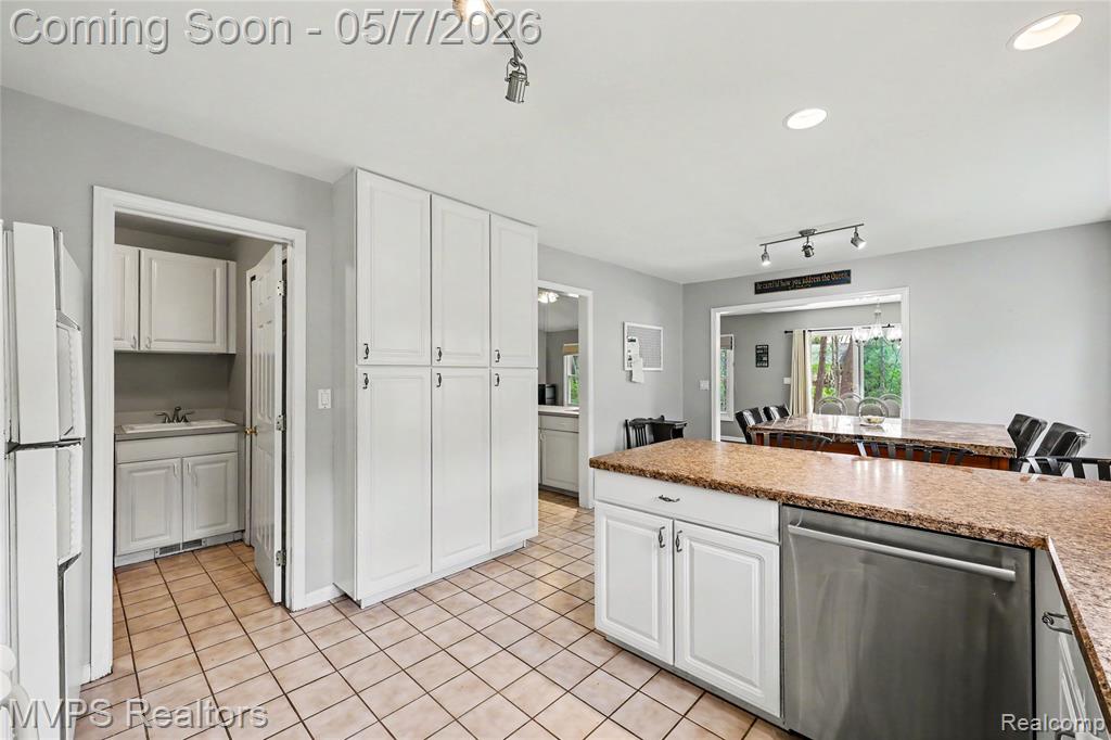 936 Wildbrook Lane, Lake Orion, MI 48362 — Photo 9