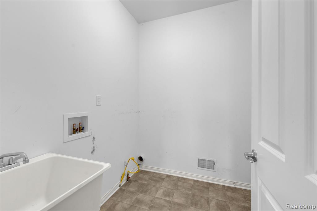 42088 Woodglen Drive, Novi, MI — Photo 23