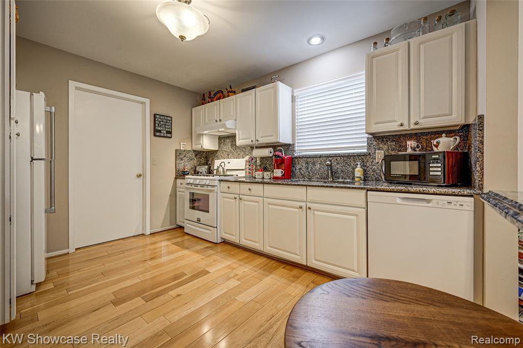 458 N Oak Drive, Commerce Twp, MI 48390 — Photo 17
