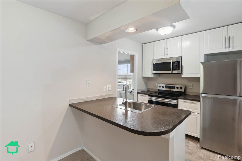 256 LAKE VILLAGE Drive, Walled Lake, MI 48390 — Photo 5