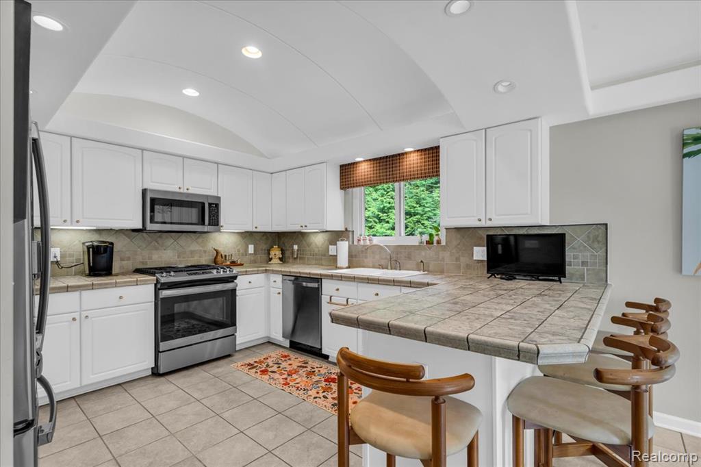 5050 Whitlow Court, Commerce Twp, MI 48382 — Photo 9
