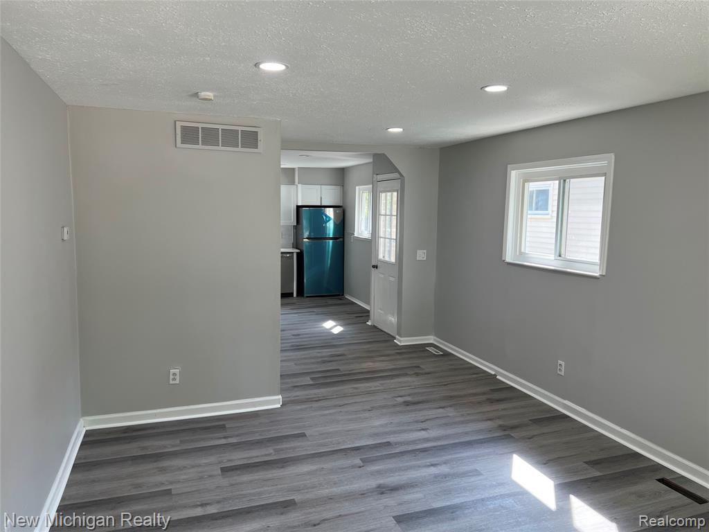 5709 WEDDELL Street, Dearborn Heights, MI 48125 — Photo 5