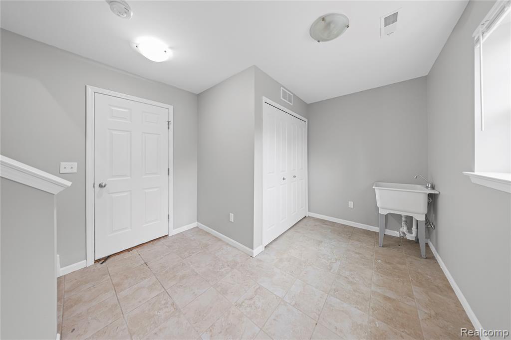 4592 Bradley Circle, Troy, MI 48085 — Photo 27