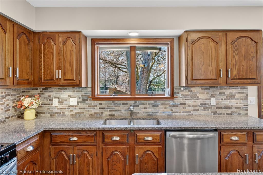 4380 Warwick Circle Drive, Grand Blanc, MI 48439 — Photo 9