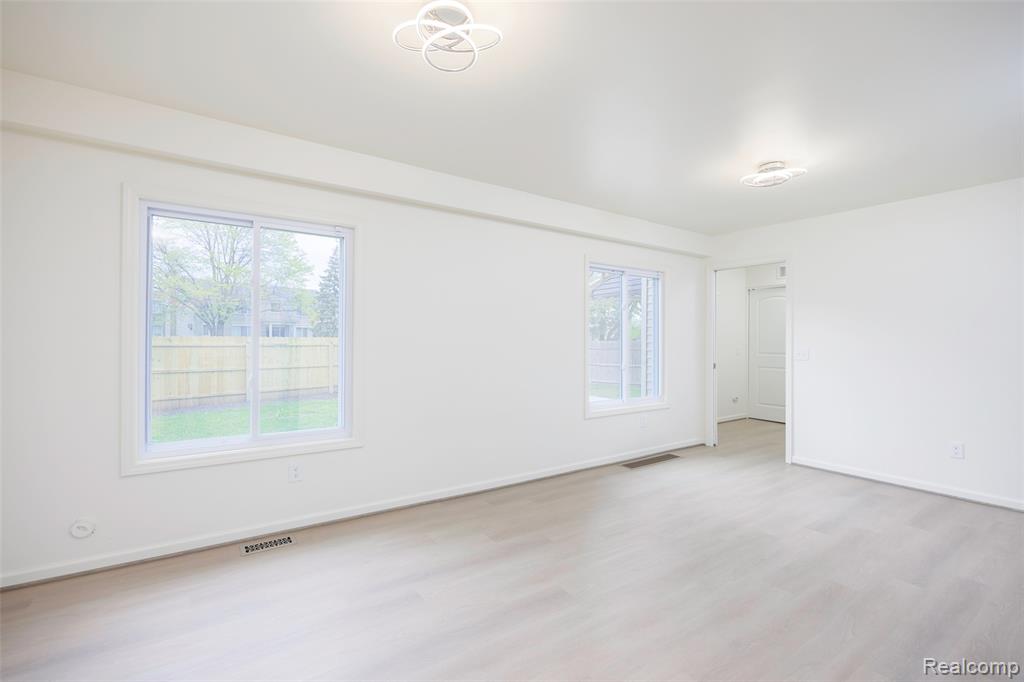 20505 Ridgemont Road, Harper Woods, MI 48225 — Photo 13