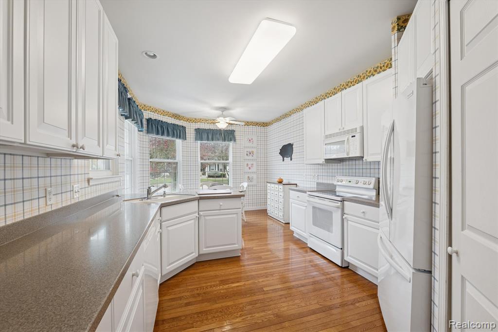 4035 Hillsdale Drive, Auburn Hills, MI 48326 — Photo 15