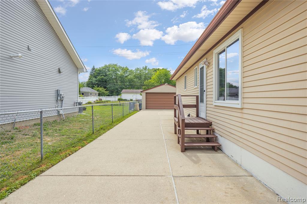 9085 Deering Street, Livonia, MI 48150 — Photo 30