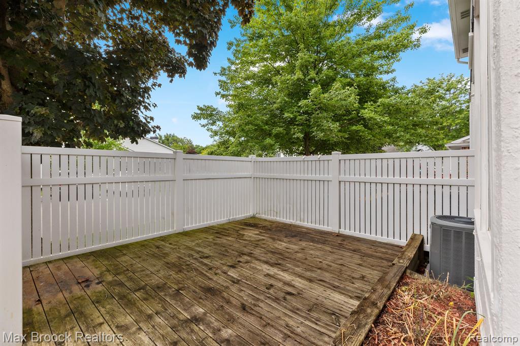 42255 OLD POND Circle, Plymouth, MI 48170 — Photo 17