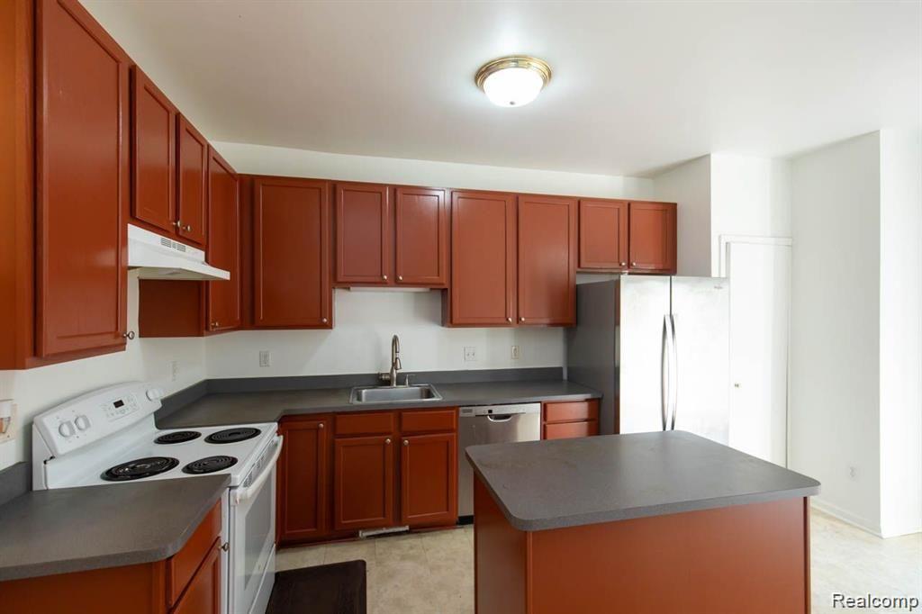 38492 SARATOGA Circle, Farmington Hills, MI 48331 — Photo 10
