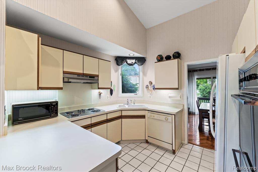 4159 Foxpointe Drive, West Bloomfield, MI 48323 — Photo 14