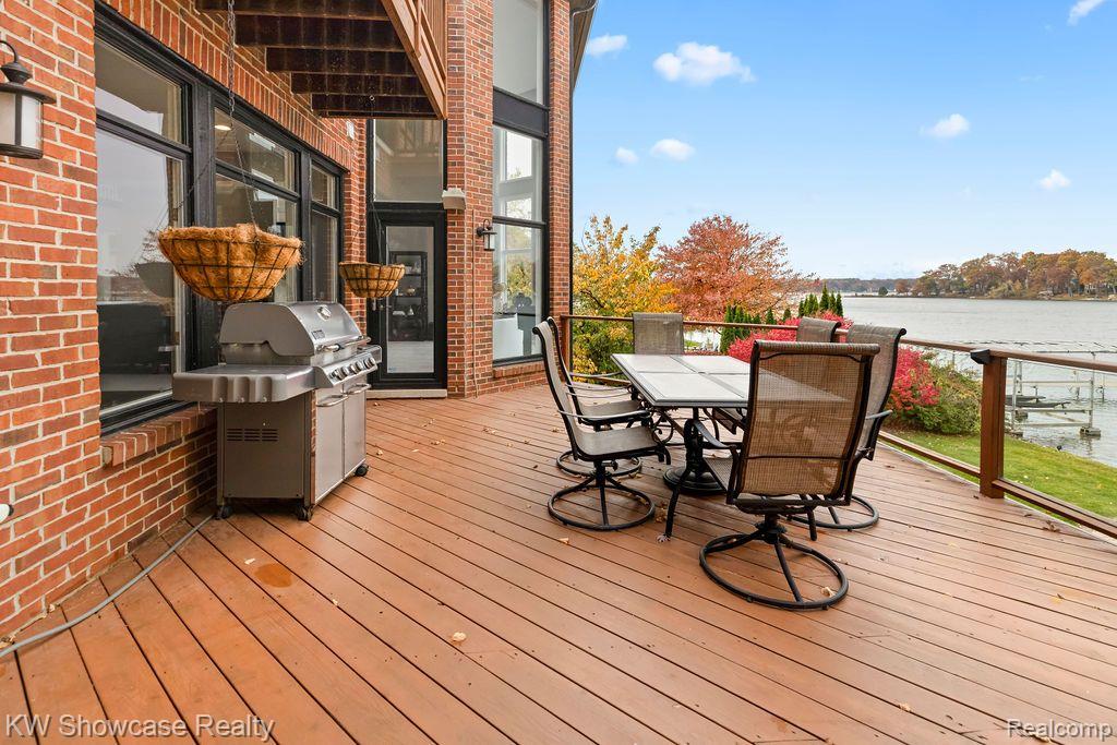 8579 PINE COVE Drive, Commerce Twp, MI 48382 — Photo 11