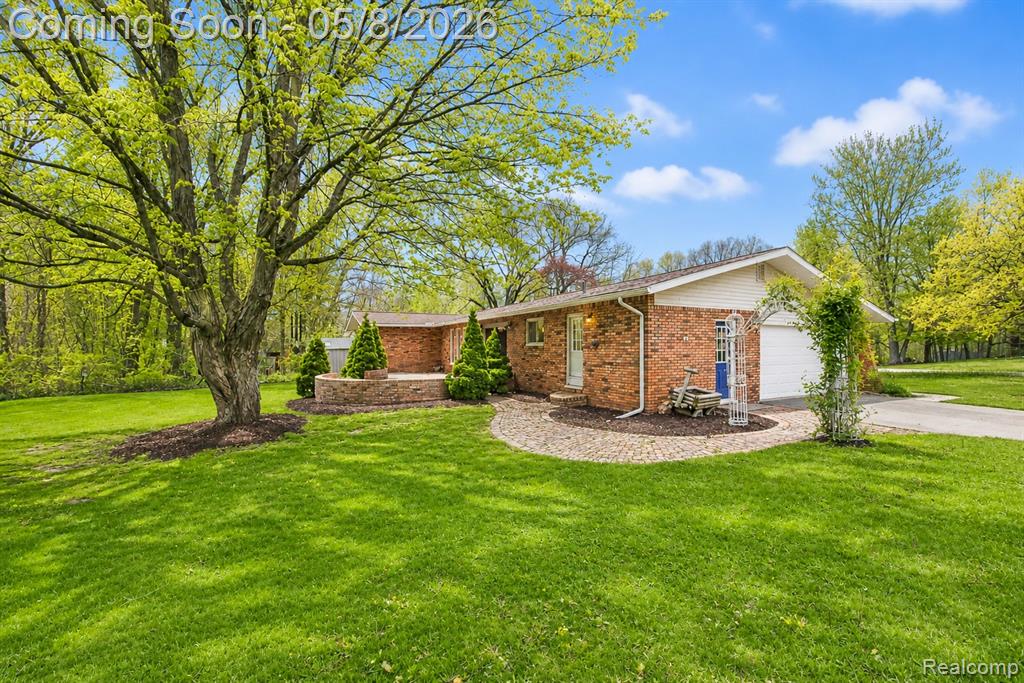 7584 Brookview Court, Brighton, MI 48116 — Photo 2