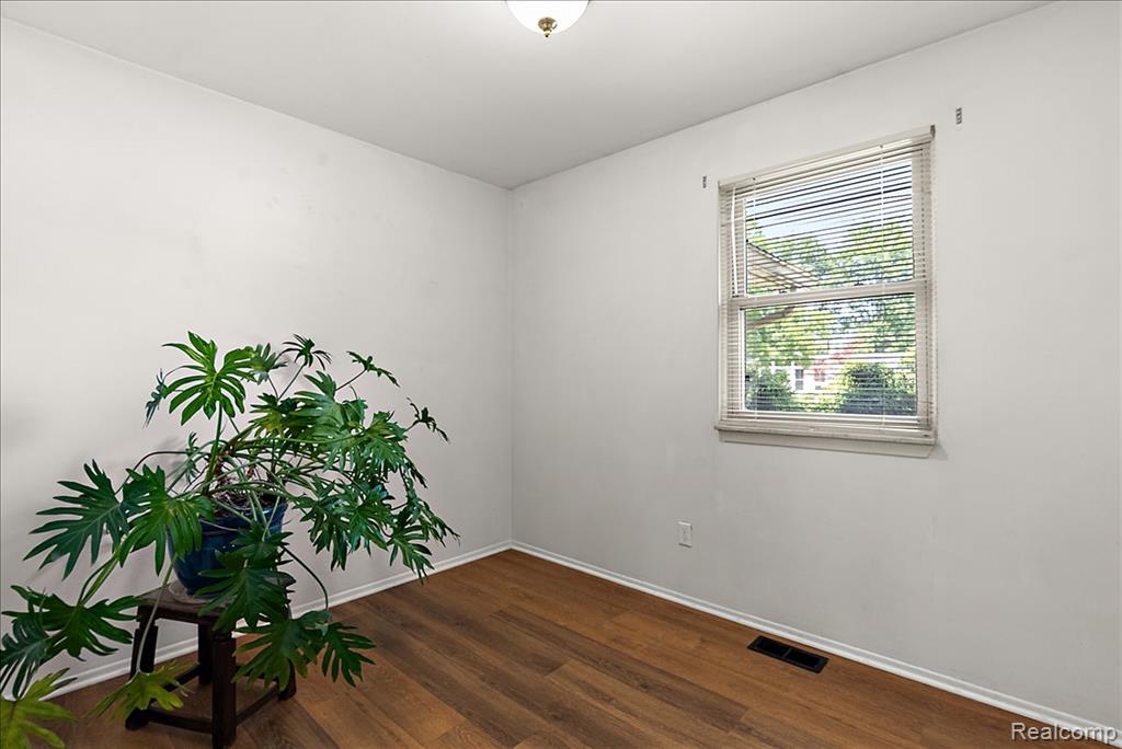 5242 Mansfield Avenue, Sterling Heights, MI 48310 — Photo 16