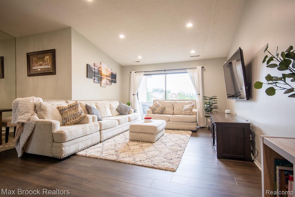 6620 RIDGEFIELD Circle, 204, West Bloomfield, MI — Photo 5