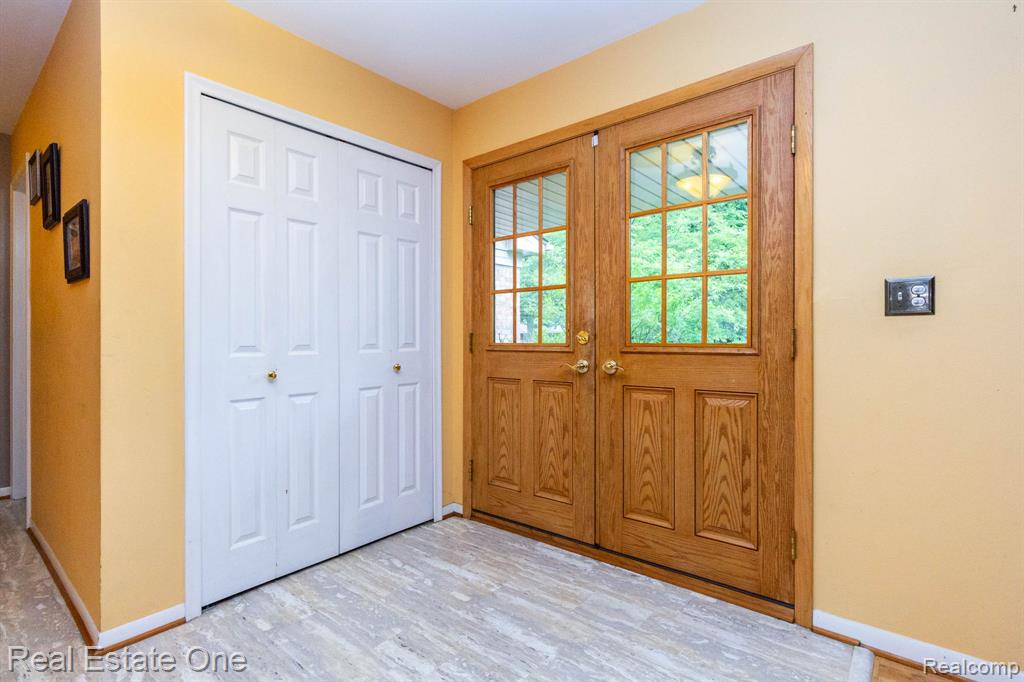 6011 Walker Drive, Troy, MI 48085 — Photo 9