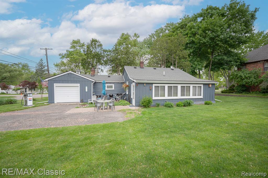 406 COMMON Street, Walled Lake, MI 48390 — Photo 26