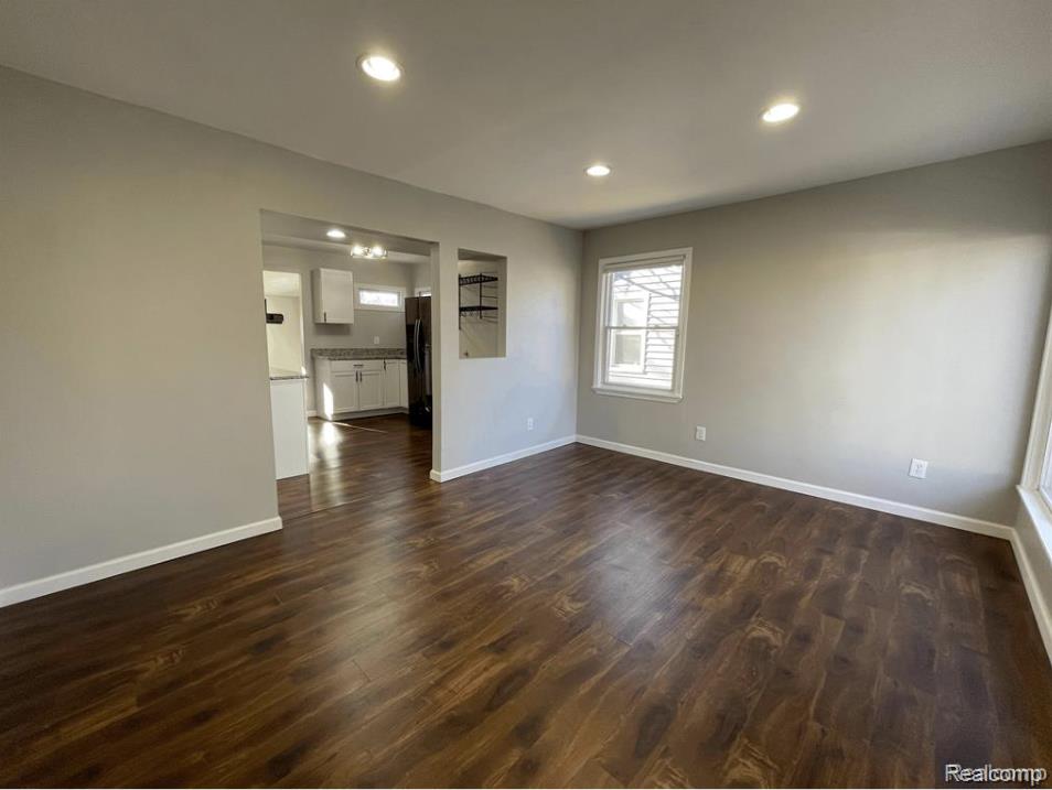 520 E KALAMA Avenue, Madison Heights, MI 48071 — Photo 4