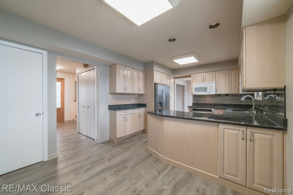 1587 Three Lakes Drive, Troy, MI 48085 — Photo 17