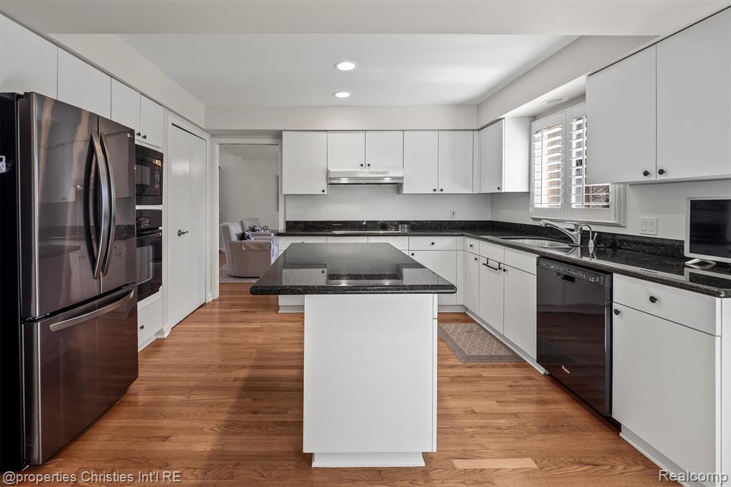 1060 Stratford Place, Bloomfield Hills, MI 48304 — Photo 17